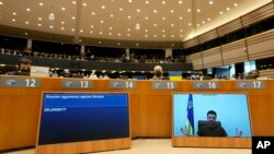 На фото: Президент України Володимир Зеленський дистанційно виступає у Європейському парламенті у Брюсселі під час позачергової сесії щодо України, 1 березня 2022 року.