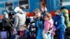 Ukraine: 368 000 réfugiés dans les pays voisins, des banques russes exclues de SWIFT