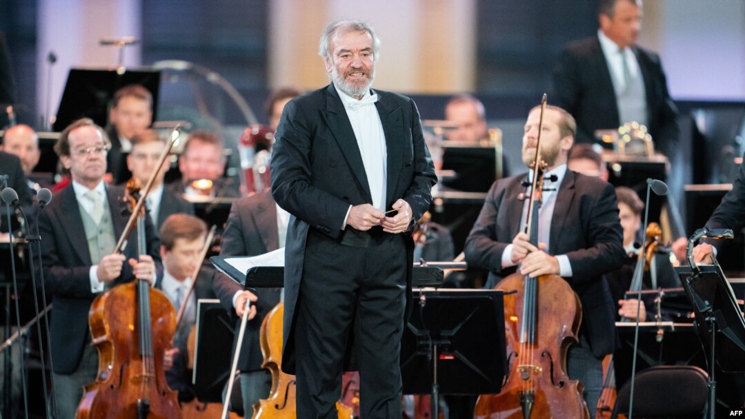 Arhiva - Ruski dirigent Valerij Gergijev na podijumu sa Okrestrom Bečke filharmonije, u Beču, 18. septembra 2020.