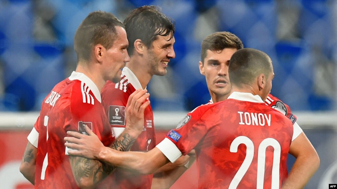 Mosani ya kati na équipie ya Russie Aleksandr Erokhin azali kosepela na baninga baye ba Russie nsima na mongete na ba qualifications ya Mondial Qatar 2022 kati na Russie na Chypre na Sait-Petersbourg, 11 novembre 2021.