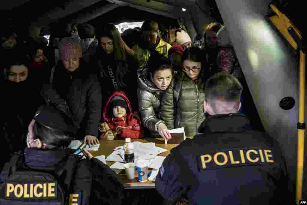 اوکراینی&zwnj;های پناهجو در صف دریافت اجازه اقامت موقت در پراگ، جمهوری چک (۲ مارس ۲۰۲۲)
