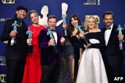 (ki-ka) Aktor Troy Kotsur, sutradara Sian Heder, aktor Daniel Durant, aktris Emilia Jones, Marlee Matlin dan aktor Eugenio Derbez berpose setelah menerima penghargaan di ajang Screen Actors Guild (SAG) di California (dok: Frederic J. Brown / AFP)