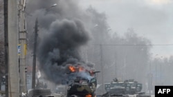 یوکرین کے ساتھ جنگ میں یوکرینی علاقے کے کسی نامعلوم مقام پر ایک روسی بکتر بند گاڑی جل رہی ہے۔ اطلاعات کے مطابق روس کو اس جنگ میں یوکرین کی جانب سے شدید مزاحمت کا سامنا کرنا پڑ رہا ہے۔ 27 فروری 2022