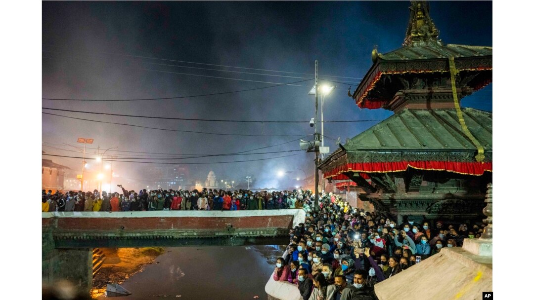 Orang Nepal memadati kuil Pashupatinath menjelang festival tahunan Mahashivaratri di Kathmandu, Nepal, Senin, 28 Februari 2022. (AP Photo/Niranjan Shreshta)