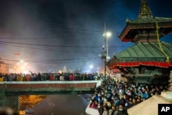 Orang Nepal memadati kuil Pashupatinath menjelang festival tahunan Mahashivaratri di Kathmandu, Nepal, Senin, 28 Februari 2022. (AP Photo/Niranjan Shreshta)