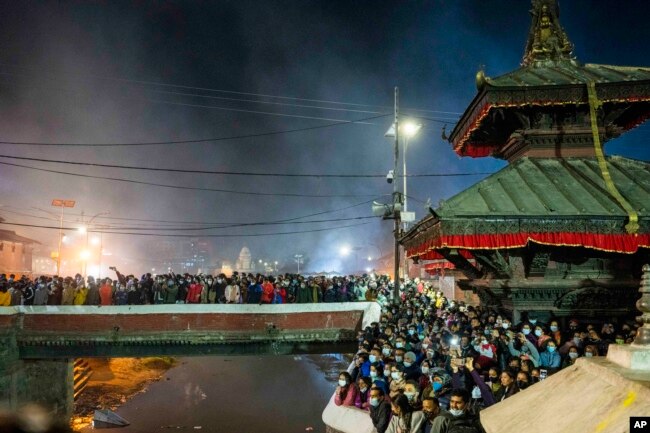 Orang Nepal memadati kuil Pashupatinath menjelang festival tahunan Mahashivaratri di Kathmandu, Nepal, Senin, 28 Februari 2022. (AP Photo/Niranjan Shreshta)
