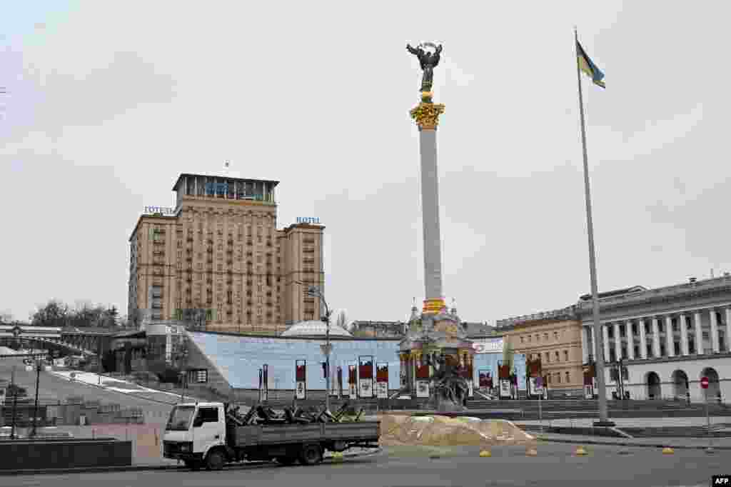 وانتی پر از موانع ضد تانک در میدان استقلال کی یف (۱۰ اسفند ۱۴۰۰)