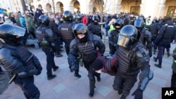 27일 러시아 상트페테르부르크에서 경찰이 우크라이나 침공 반대 집회 참가자들을 강제 연행하고 있다.