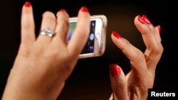 Las uñas cobran importancia en el uso de los teléfonos celulares.