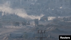 以色列军队的车辆和机械设备在靠近以色列-加沙边界的加沙境内行驶。(2024年7月3日)