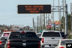 La señalización de la autopista anuncia la inminente llegada del huracán Milton y las zonas de evacuación el martes 8 de octubre de 2024, en Port Richey, Florida (Foto AP/Mike Carlson)