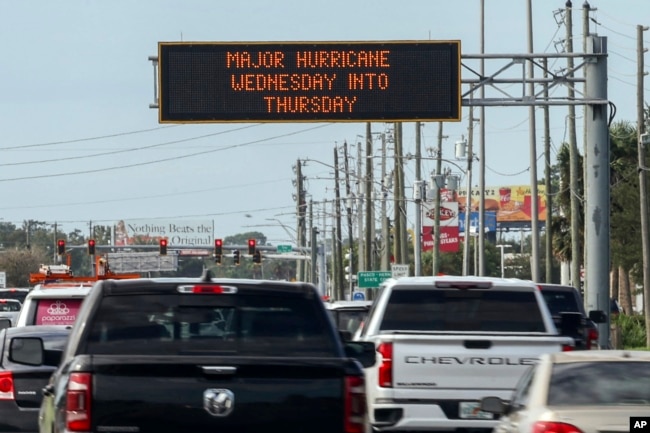 La señalización de la autopista anuncia la inminente llegada del huracán Milton y las zonas de evacuación el martes 8 de octubre de 2024, en Port Richey, Florida (Foto AP/Mike Carlson)