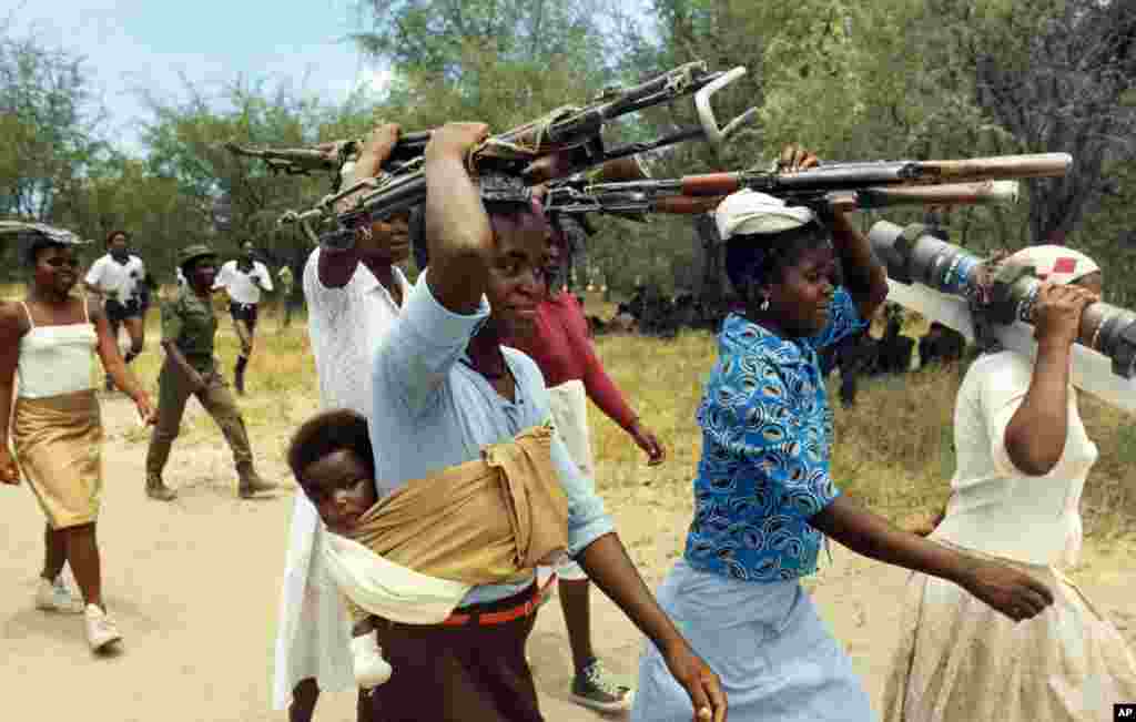 Mulheres apoiadoras da UNITA ajudam a carregar armas em 1987