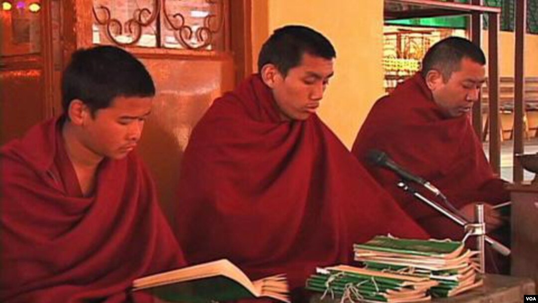Biarawan-biarawan Tibet sedang menekuni kitab mereka (foto: dok).