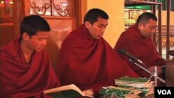 Biarawan-biarawan Tibet sedang menekuni kitab mereka (foto: dok).