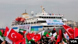 Ribuan warga Turki dan aktivis pro-Palestina menyambut dengan meriah kembalinya kapal bantuan Mavi Marmara ke Istanbul, Minggu 26 Desember 2010.