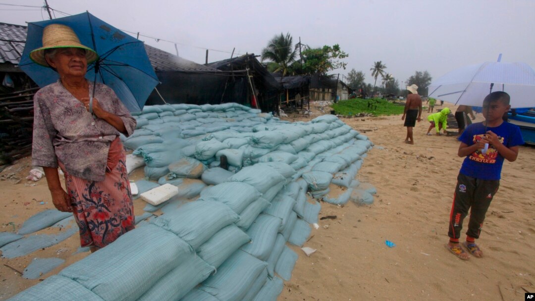 Las autoridades meteorológicas tailandesas advierten que una tormenta tropical traerá fuertes lluvias al sur de Tailandia. 