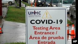 Mobil-mobil antre lantatur tes Covid-19 di RS United Memorial Medical Center di Houston, Texas, 24 Juni 2020. Gubernur Texas Greg Abbott mengatakan negara bagian itu mengalami lonjakan tajam wabah virus corona.