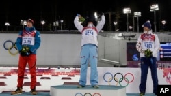 Ole Einar Bjoerndalen (tengah)