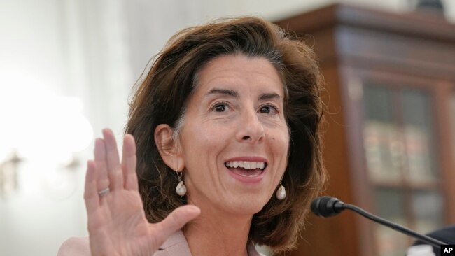 ARCHIVO - La secretaria de Comercio, Gina Raimondo, testifica durante una audiencia del Senado sobre Comercio, Ciencia y Transporte el 4 de octubre de 2023 en el Capitolio de Washington.