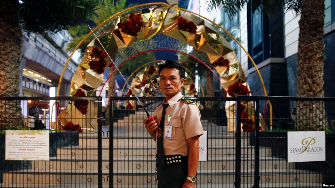 Penjaga mengamankan daerah sekitar pusat perbelanjaan Siam Paragon di pusat kota Bangkok (2/2).