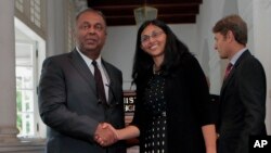 Menlu Sri Lanka Mangala Samaraweera (kiri) berjabat tangan dengan Asisten Menlu AS Urusan Asia Selatan dan Tengah, Nisha Biswal di Kolombo, Sri Lanka, Selasa (25/8).