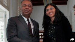 Ministro dos Negócios Estrangeiros do Sri Lanka, Mangala Samaraweera (esq) e a Secretária de Estado Assistente Nisha Biswal, em Colombo, Sri Lanka