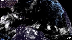 Esta imagen de satélite de la Oficina Nacional de Administración Oceánica y Atmosférica de EEUU tomada el sábado 29 de junio de 2024 a las 3:10am GMT muestra a la tormenta tropical Beryl, en el cuadrante inferior derecho cerca del centro, mientras avanza por el océano Atlántico