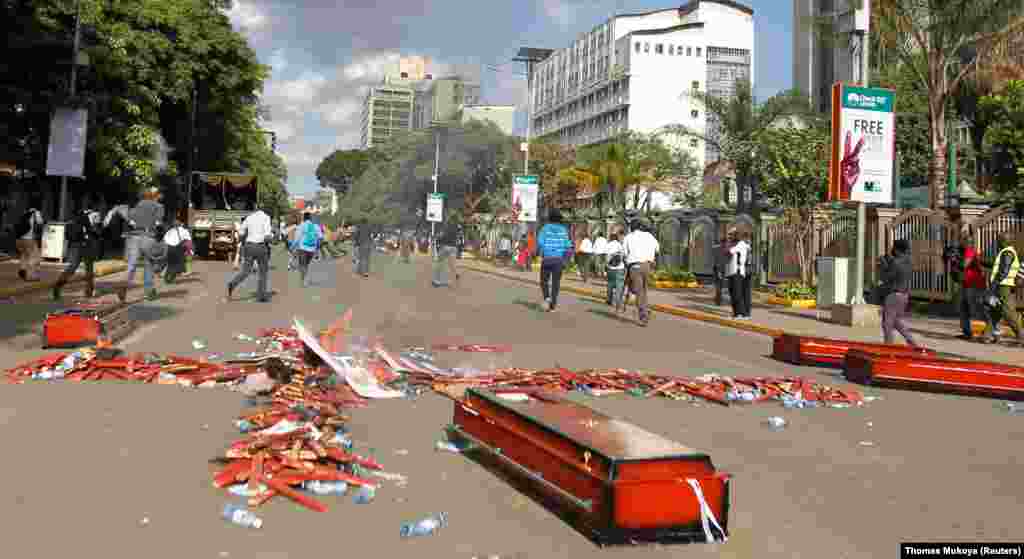 Waandamanaji wakimbia wakiacha majeneza baada ya kufurushwa na Polisi Nairobi