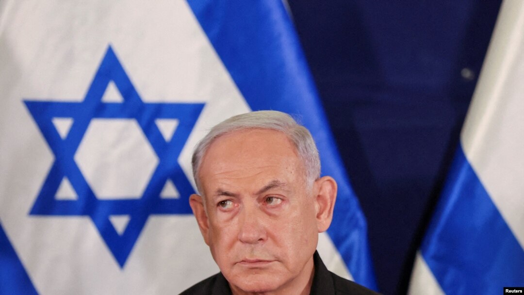 ARCHIVO: El primer ministro israelí, Benjamin Netanyahu, durante una conferencia de prensa con el ministro de Defensa, Yoav Gallant, y el ministro del Gabinete, Benny Gantz, en la base militar de Kirya en Tel Aviv, el 28 de octubre de 2023.
