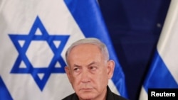 ARCHIVO: El primer ministro israelí, Benjamin Netanyahu, durante una conferencia de prensa con el ministro de Defensa, Yoav Gallant, y el ministro del Gabinete, Benny Gantz, en la base militar de Kirya en Tel Aviv, el 28 de octubre de 2023.