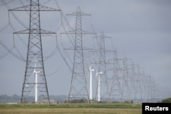 Turbin di Ladang Angin Little Cheyne Court, Dungeness, Inggris, 10 Juli 2024. (Chris J. Ratcliffe/REUTERS)