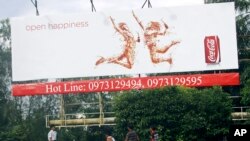 Biển quảng cáo lớn của Coca-Cola tại trung tâm thành phố Yangon, Myanmar.