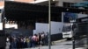 ARCHIVO - Familiares de personas detenidas durante las últimas protestas esperan noticias afuera del Centro de Detención de la Policía Nacional Bolivariana (PNB) conocido como Zona 7, en Caracas el 1 de agosto de 2024. AFP