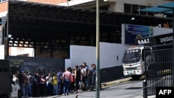 ARCHIVO - Familiares de personas detenidas durante las últimas protestas esperan noticias afuera del Centro de Detención de la Policía Nacional Bolivariana (PNB) conocido como Zona 7, en Caracas el 1 de agosto de 2024. AFP