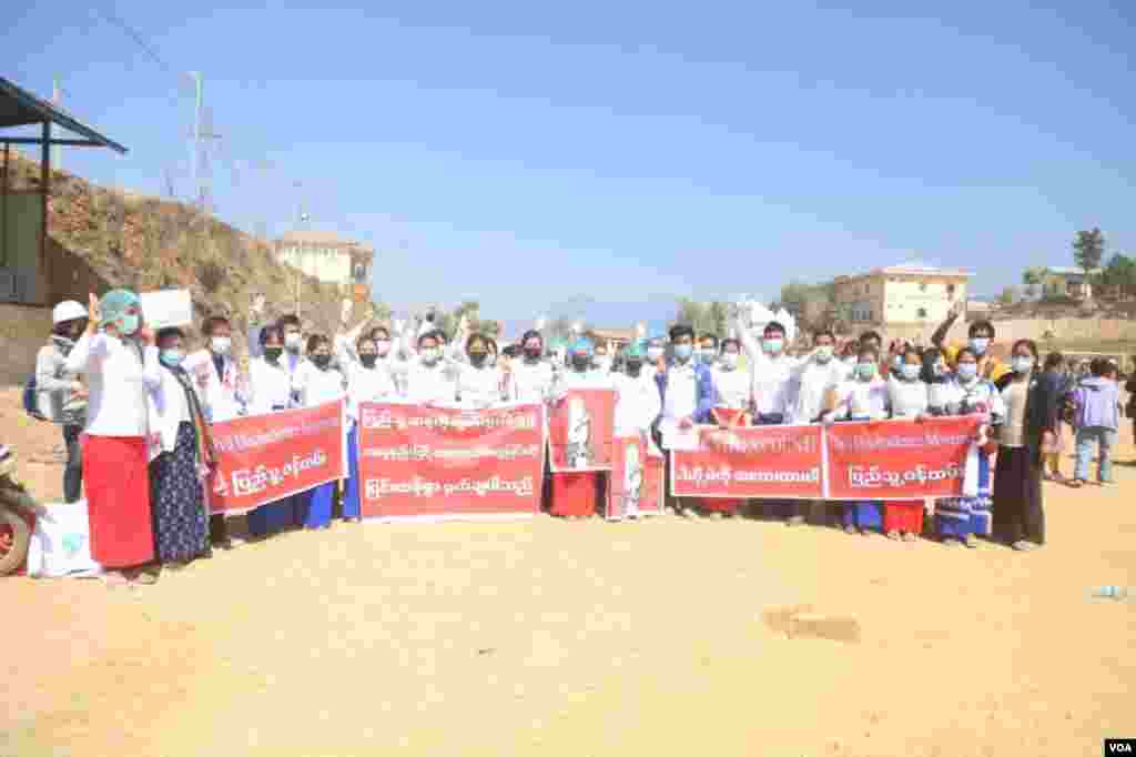 ချင်းပြည်နယ် မတူပီ မြို့နယ်က ပညာရေးဝန်ထမ်းတွေ၊ ကျန်းမာရေးဝန်ထမ်းတွေနဲ့ ပြည်သူတွေရဲ့ စစ်အာဏာသိမ်းဆန့်ကျင် ဆန္ဒပြပွဲ မြင်ကွင်း။