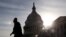 Un visitante camina frente al Capitolio de Estados Unidos durante el cierre parcial del gobierno en Washington, el 22 de enero de 2019.