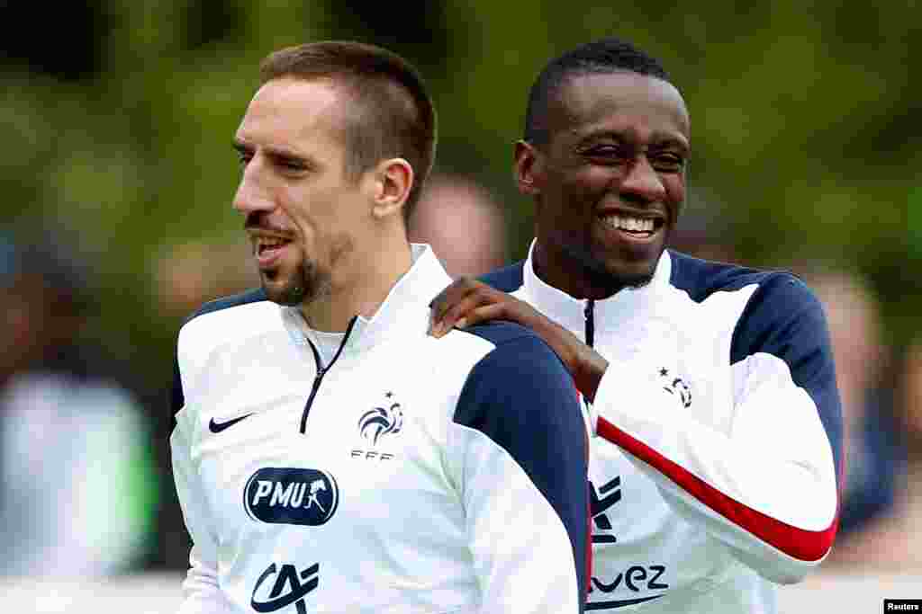 Os jogadores de França, Franck Ribery (à esquerda) e Blaise Matuidi animados com o treino no campo de Clairefontaine, perto de Paris, Maio 29, 2014, na preparação para o Mundial de Futebol que se realiza em 12 cidades do Brasil de 12 de Junho a 13 de Julho.