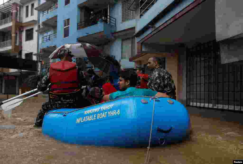 Warga dievakuasi oleh tentara dari kawasan yang dilanda banjir di Kathmandu, Nepal.