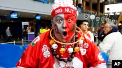 Un aficionado llega ataviado para el segundo juego del torneo, en Buffalo, N. York. Su vicha lee "Gran loco".