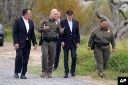 Presiden Joe Biden, tengah, melihat ke perbatasan selatan, Kamis, 29 Februari 2024, di Brownsville, Texas. (Foto: AP)