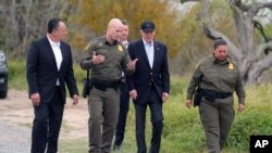 조 바이든(오른쪽 두번째) 미국 대통령이 지난달 29일 텍사스주 멕시코 접경 브라운즈빌에서 국경 관리들의 설명을 듣고 있다.