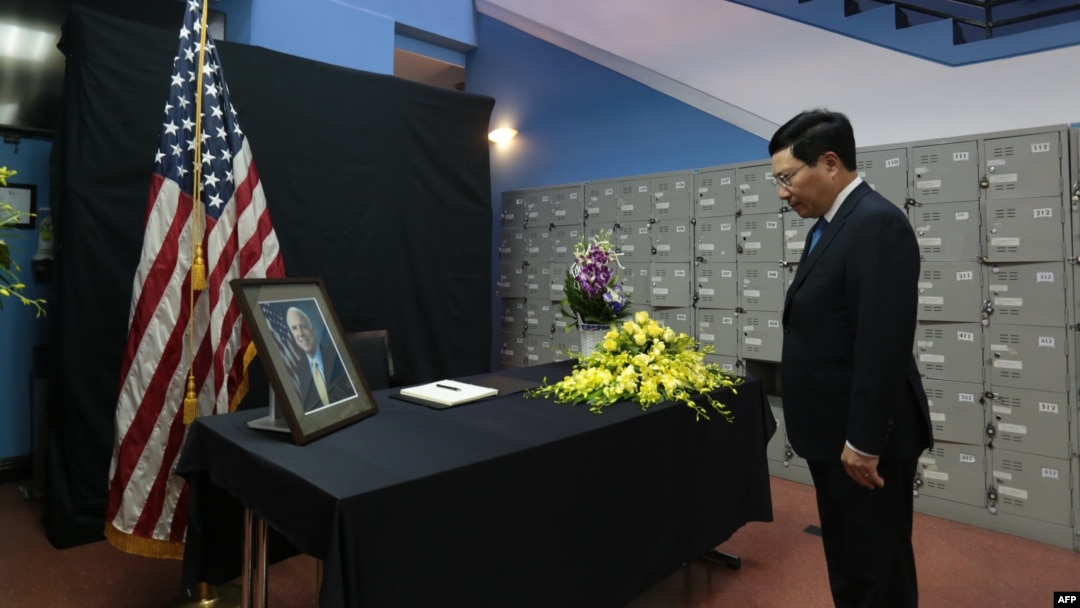 Vietnamese Deputy Prime Minister Pham Binh Minh pays repect to the late U.S. Senator John McCain during a memorial tribute at the US embassy in Hanoi, Aug. 27, 2018. 