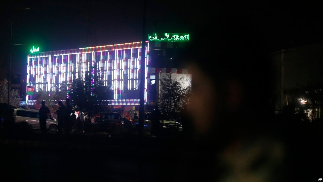 Para petugas kepolisian Afghanistan berjaga di luar aula resepsi pernikahan setelah sebuah ledakan di Kabul, Afghanistan, Minggu, 18 Agustus 2019. 