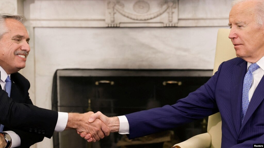 El presidente de EEUU, Joe Biden, recibe a su homólogo de Argentina, Alberto Fernández, en la Oficina Oval de la Casa Blanca en Washington, el 29 de marzo de 2023.