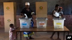 Zimbabweans vote at the Sherwood Primary School in Kwekwe, Zimbabwe, July 30, 2018.