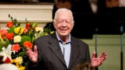 Mending Presiden Jimmy Carter saat mengajar Sekolah Minggu di Gereja Baptis Maranatha di kampung halamannya di Plains, Georgia, pada 23 Agustus 2015. (Foto: AP/David Goldman)