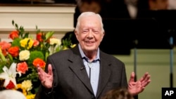 Mending Presiden Jimmy Carter saat mengajar Sekolah Minggu di Gereja Baptis Maranatha di kampung halamannya di Plains, Georgia, pada 23 Agustus 2015. (Foto: AP/David Goldman)