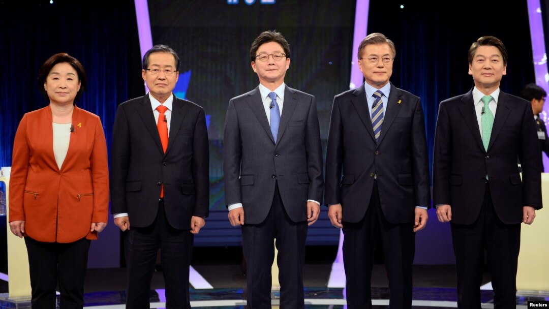 Từ trái sang, bà Sim Sang-jung, ứng viên của đảng cánh tả Công Lý; ông Hong Joon-pyo, ứng viên của đảng bảo thủ Tự do; ông Yoo Seung-min, ứng viên của đảng bảo thủ Bareun; ông Moon Jae-in, ứng viên của đảng tự do Dân chủ; và ông Ahn Cheol-soo, ứng viên đảng Nhân dân.