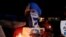 Un manifestante enmascarado participa en una vigilia a la luz de las velas en protesta por los presos políticos y las víctimas en las protestas contra el gobierno del presidente nicaragüense Daniel Ortega el año pasado.